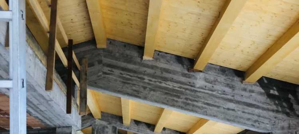 Realizzazione di struttura in C.A. con solaio di copertura in legno, utilizzando travi lamellari GL24H e tavolato a vista